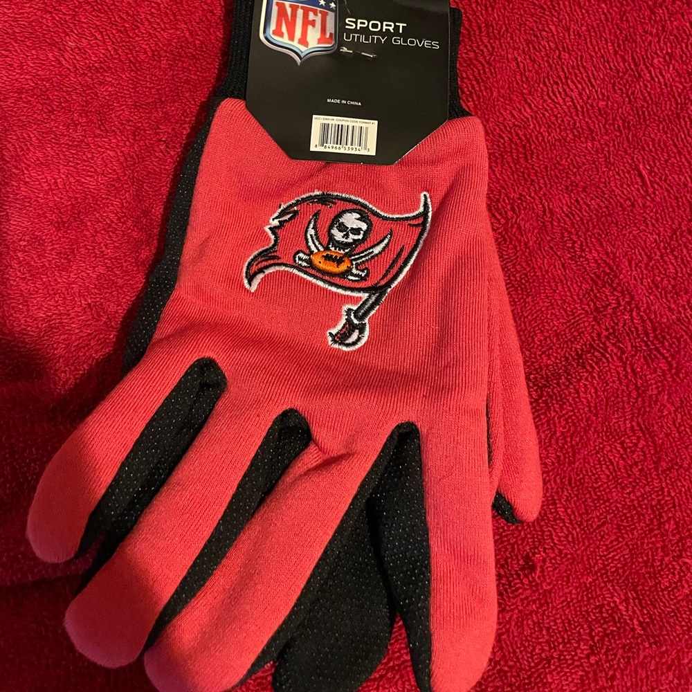 Forever Collectibles NFL Tampa Bay Buccaneers Sports Utility Gloves
